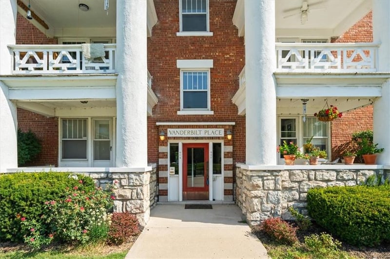 406 E 43rd St #2E, Kansas City, MO 64110