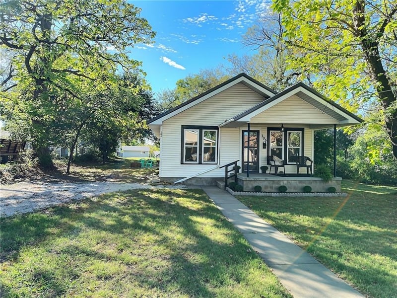 705 N Clay St, Nevada, MO 64772