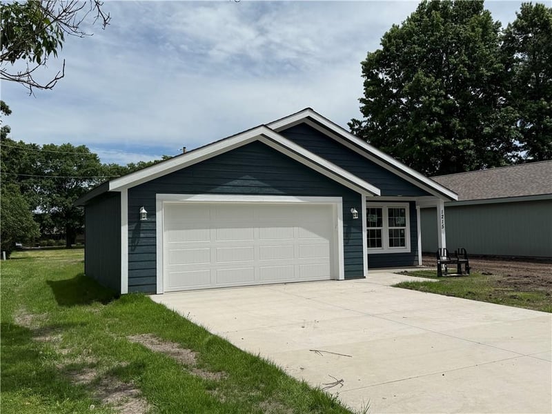 1215 S Maple St, Ottawa, KS 66067