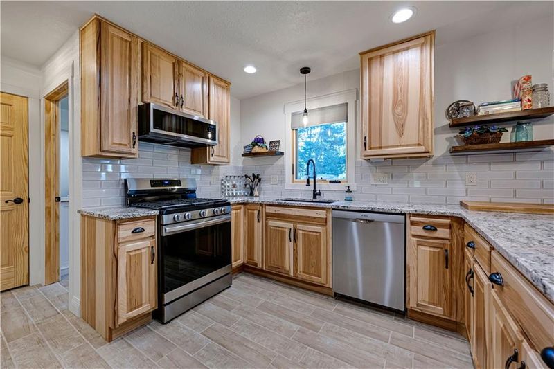 12001 W 150th Cir, Olathe, KS 66062