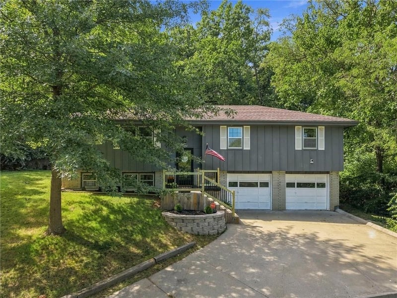 1602 Westwood Dr, Leavenworth, KS 66048