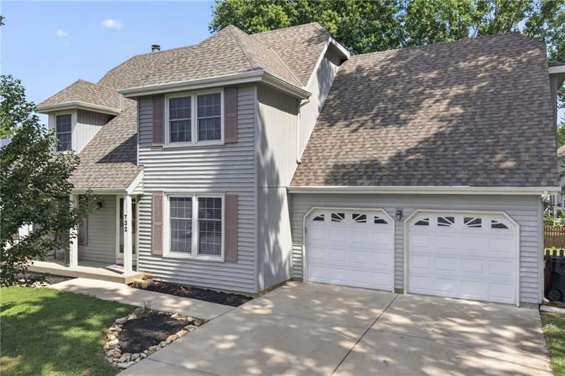 732 N Persimmon Dr, Olathe, KS 66061