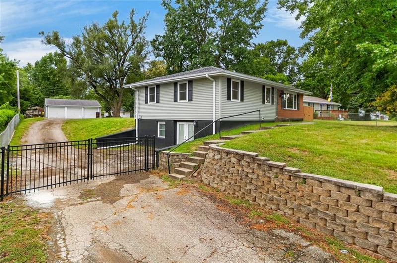 5402 Frederick Ave, St Joseph, MO 64506