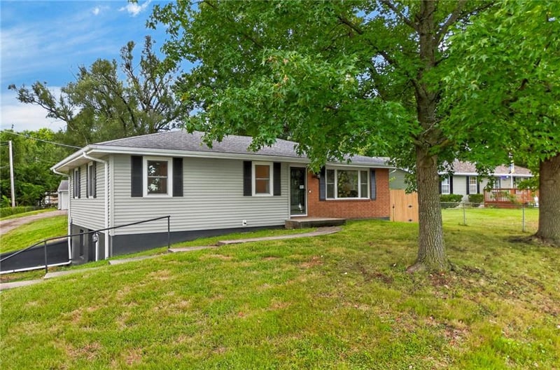 5402 Frederick Ave, St Joseph, MO 64506