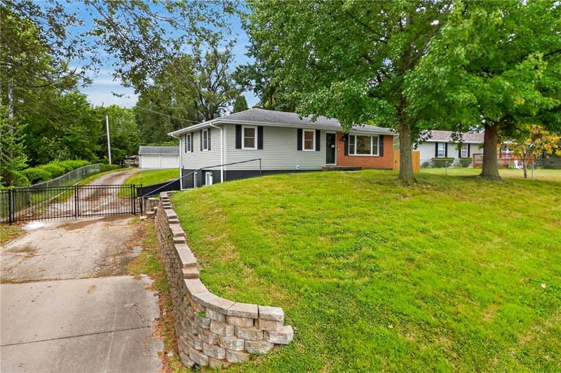 5402 Frederick Ave, St Joseph, MO 64506