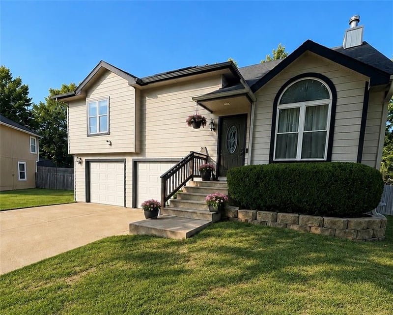 122 Oakbrook Ct, Lansing, KS 66043