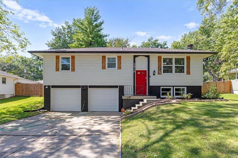 3916 S Crackerneck Rd, Independence, MO 64055