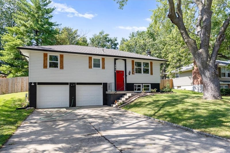 3916 S Crackerneck Rd, Independence, MO 64055