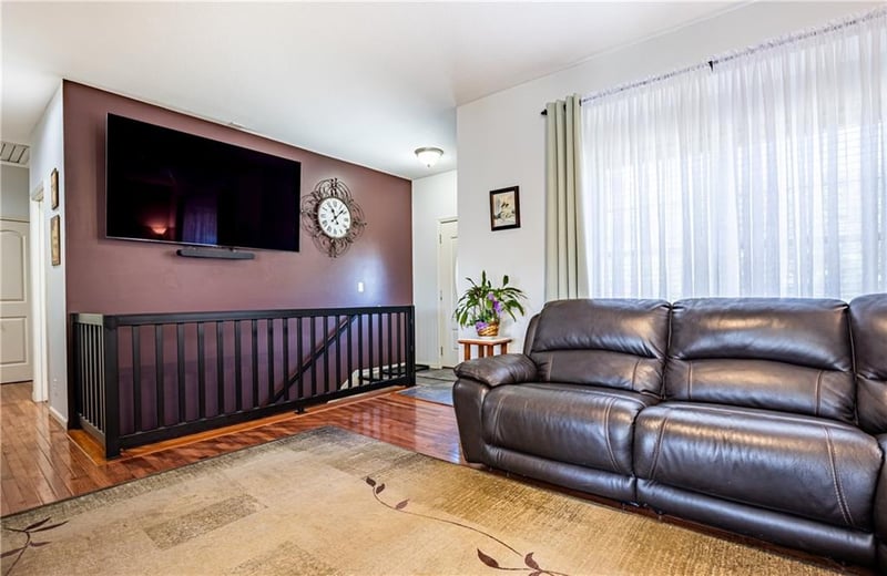 1009 Cherokee Ln, Paola, KS 66071