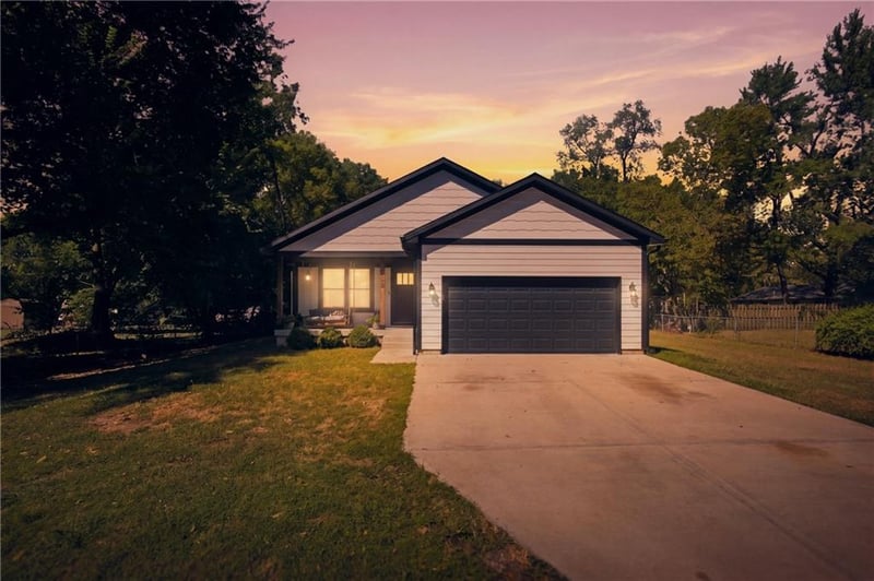 106 S 4th St, Cleveland, MO 64734