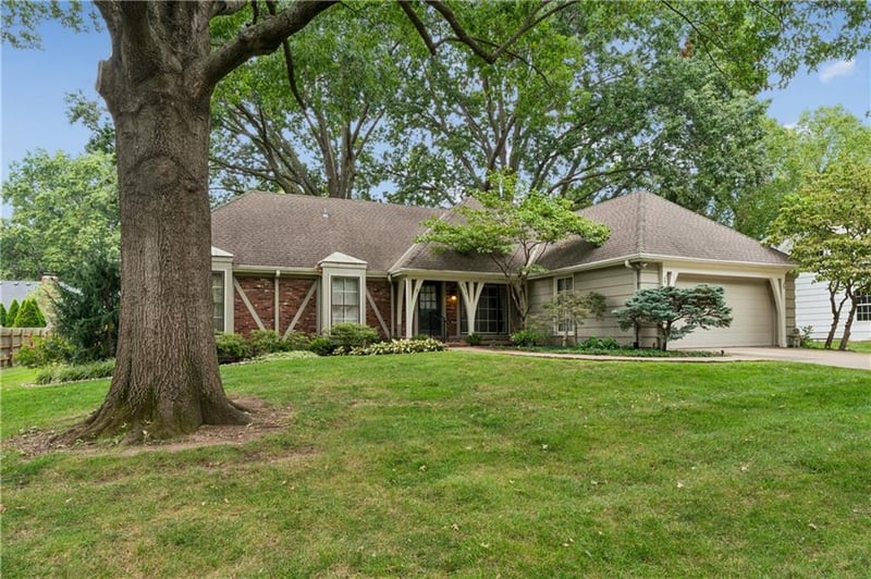 9312 Alhambra St, Prairie Village, KS 66207