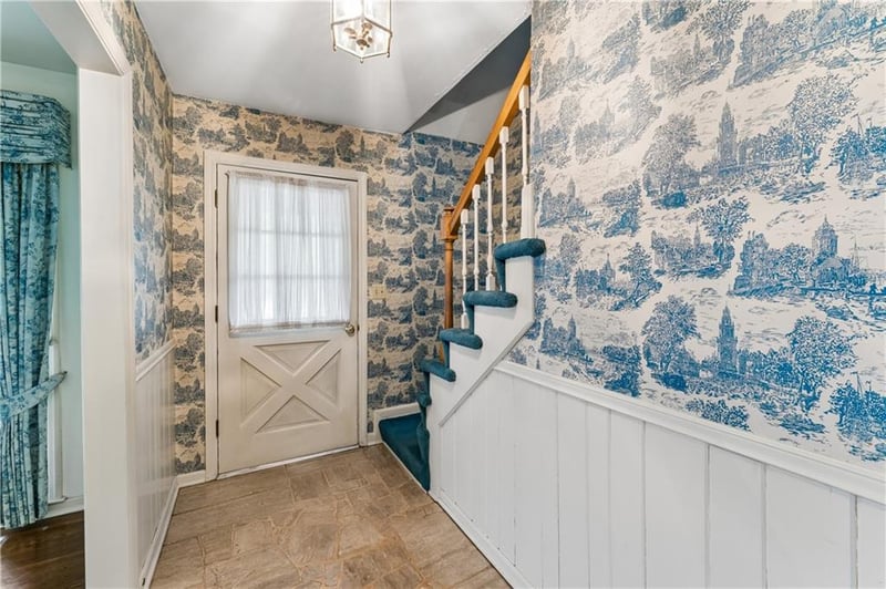 9312 Alhambra St, Prairie Village, KS 66207