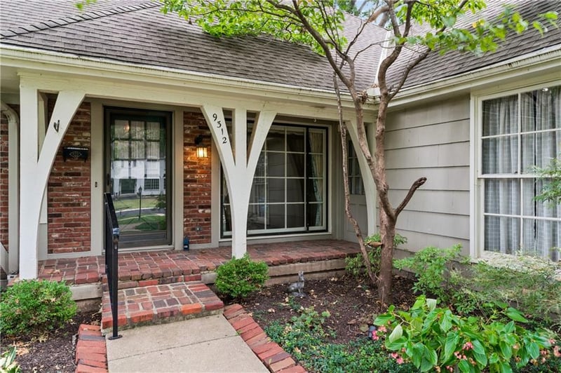 9312 Alhambra St, Prairie Village, KS 66207