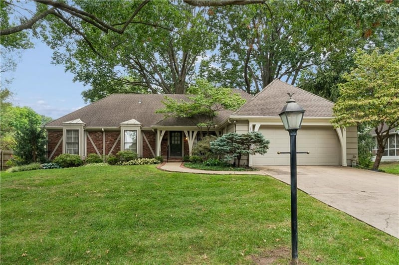 9312 Alhambra St, Prairie Village, KS 66207