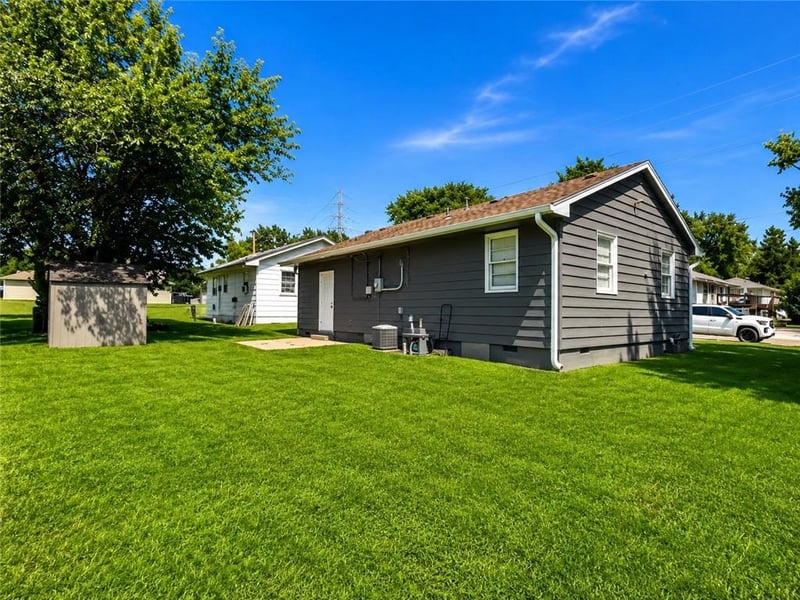 303 S Washington Ave, Knob Noster, MO 65336