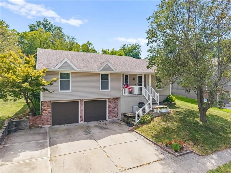 1206 SW Eastman Ct, Blue Springs, MO 64015