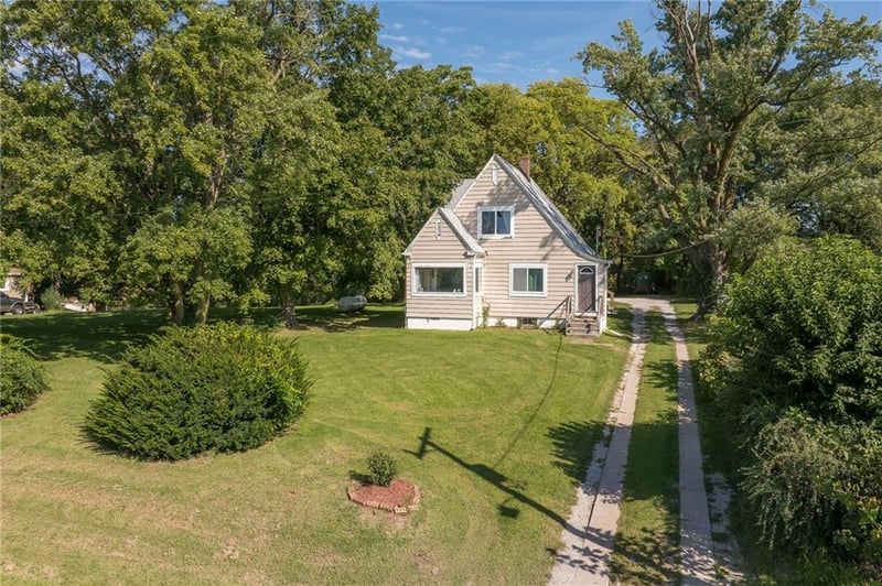 1509 SE Bush Rd, St Joseph, MO 64504