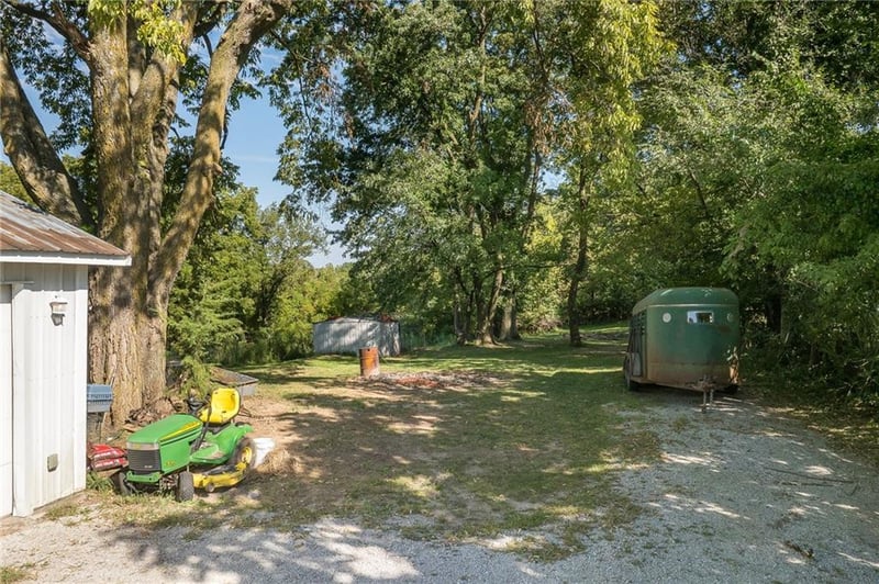 1509 SE Bush Rd, St Joseph, MO 64504