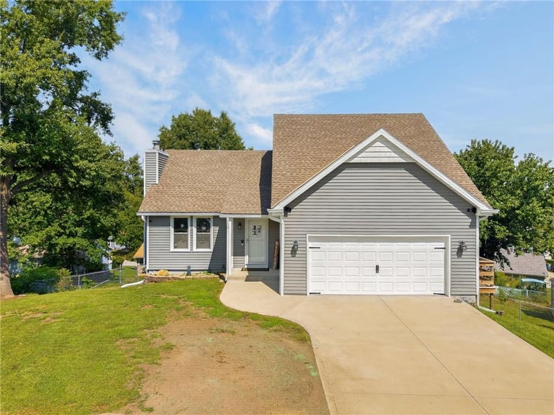 306 Lakeland Dr, Smithville, MO 64089