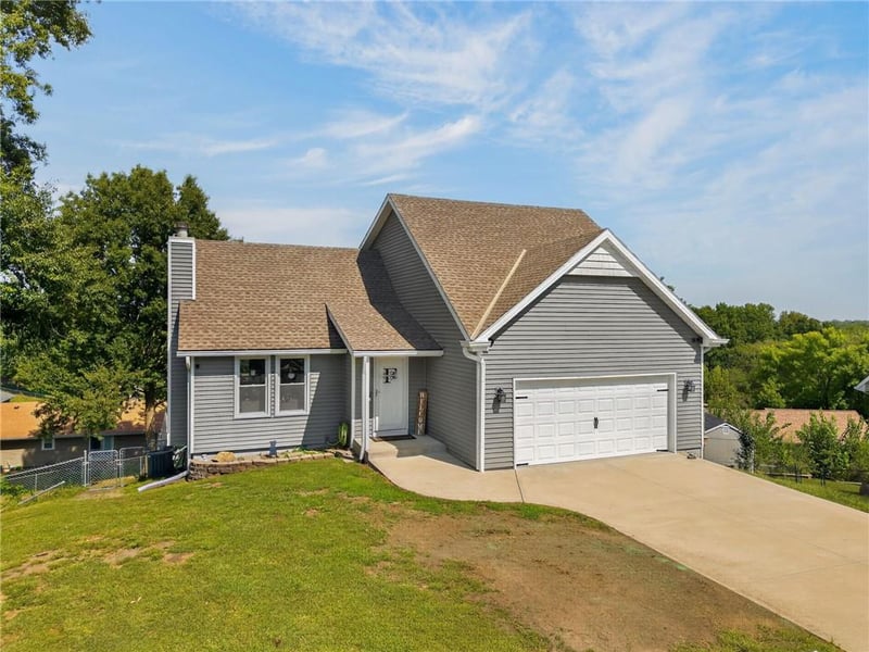 306 Lakeland Dr, Smithville, MO 64089
