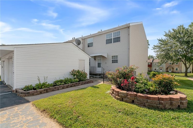 6617 E 128th St, Grandview, MO 64030