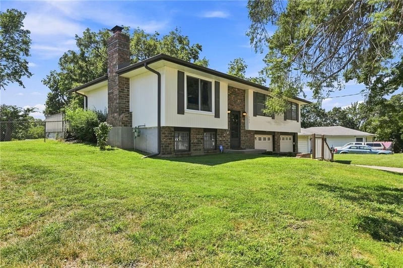 523 Pennsylvania St, Leavenworth, KS 66048