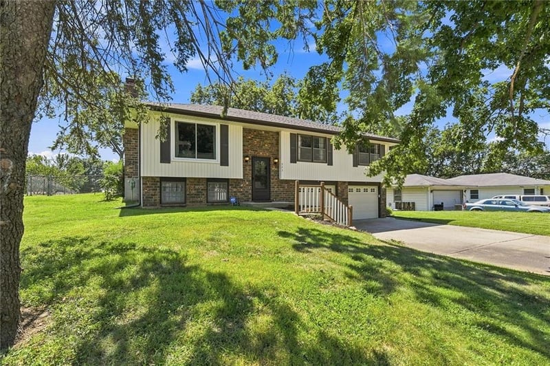 523 Pennsylvania St, Leavenworth, KS 66048