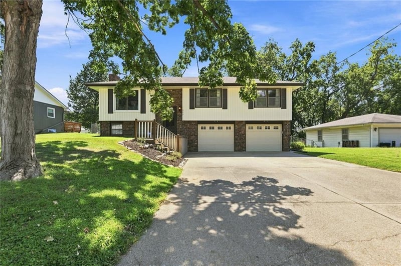 523 Pennsylvania St, Leavenworth, KS 66048