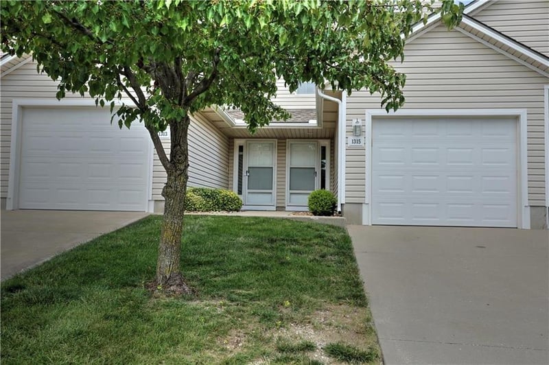 1315 SE Broadway Cir, Lee's Summit, MO 64081