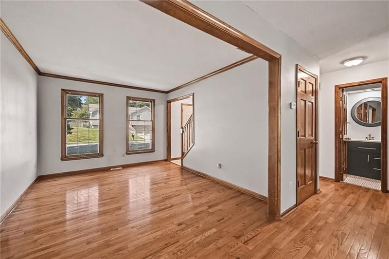 1629 Dunwich Dr, Liberty, MO 64068