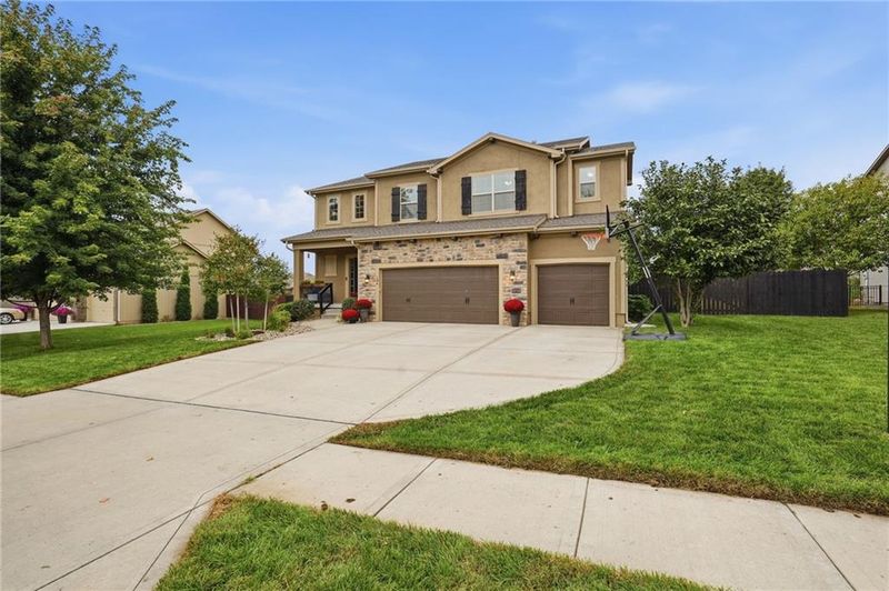 104 S Eastglen Dr, Raymore, MO 64083