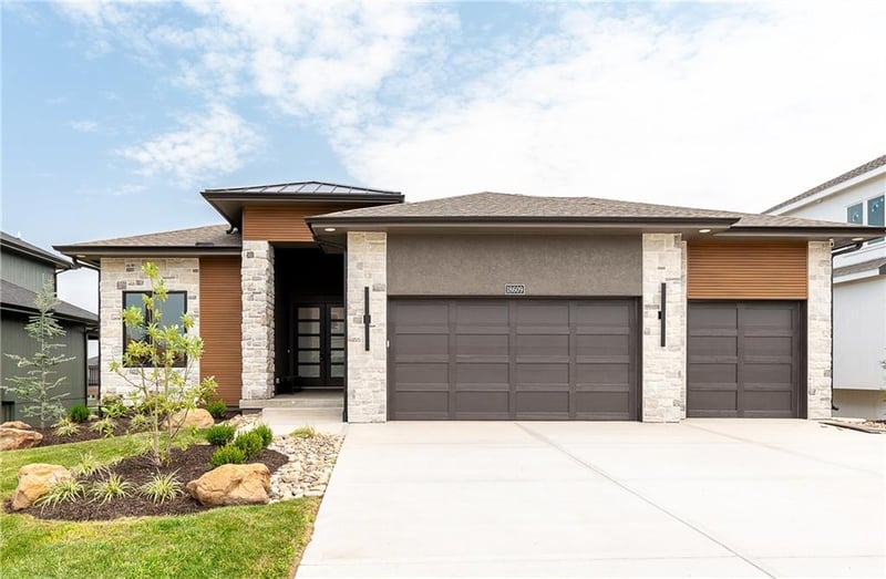 18609 Mohawk Ln, Overland Park, KS 66085