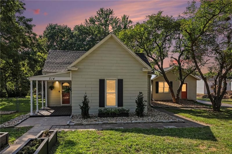 514 N Maple Ave, Smithville, MO 64089