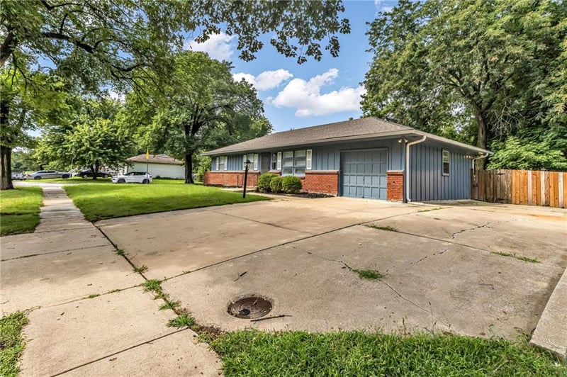 717 S Sunset Dr, Olathe, KS 66061