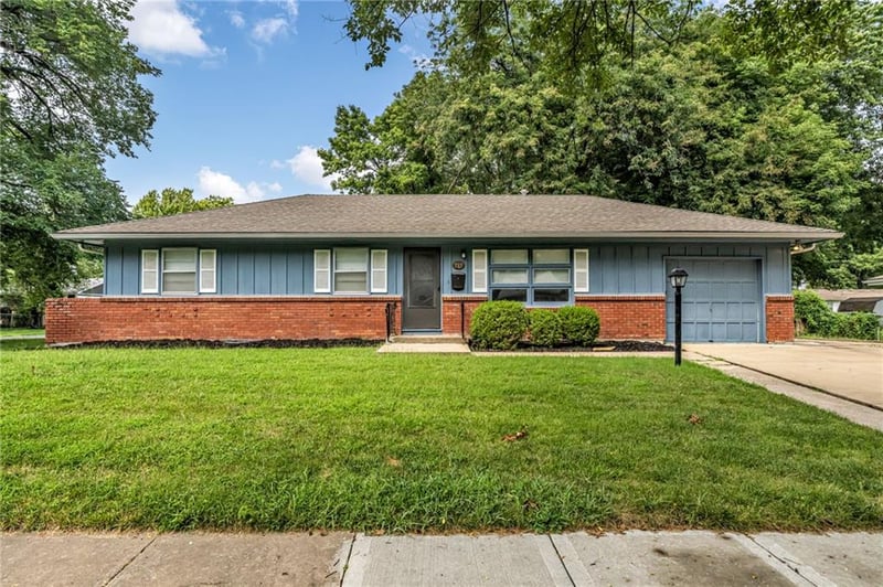 717 S Sunset Dr, Olathe, KS 66061