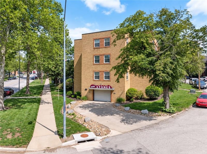 4339 Roanoke Pw, Kansas City, MO 64111