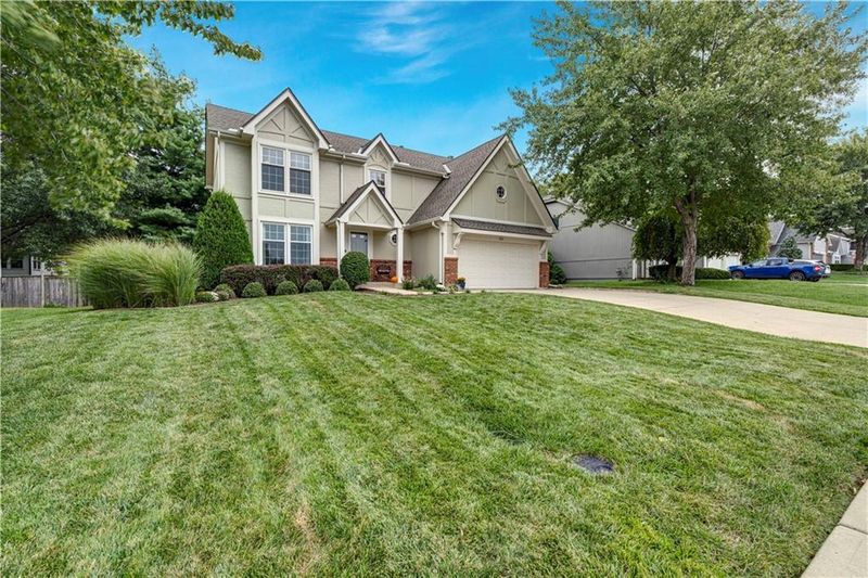 5113 Woodsonia Dr, Shawnee, KS 66226
