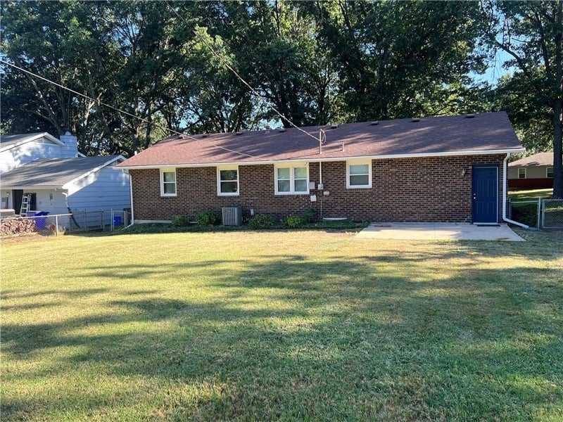 702 NE Darwin St, Lee's Summit, MO 64063