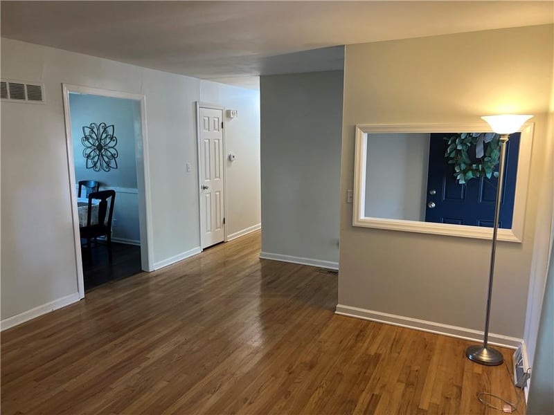 702 NE Darwin St, Lee's Summit, MO 64063