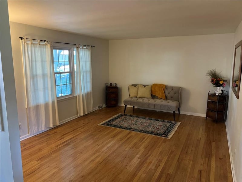 702 NE Darwin St, Lee's Summit, MO 64063