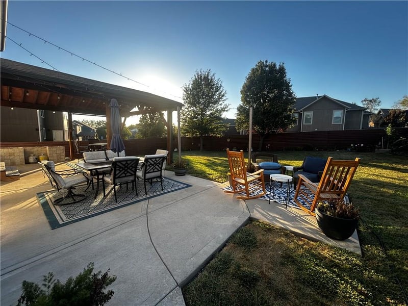 110 S Eastglen Dr, Raymore, MO 64083