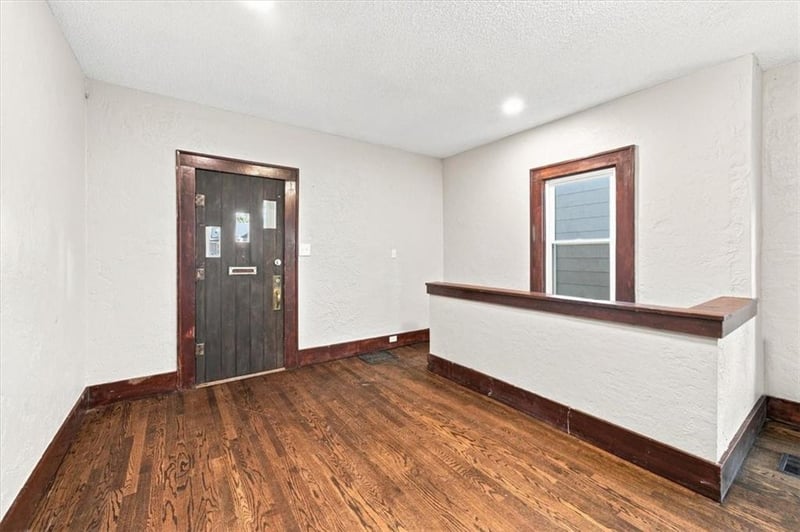825 Ottawa St, Leavenworth, KS 66048