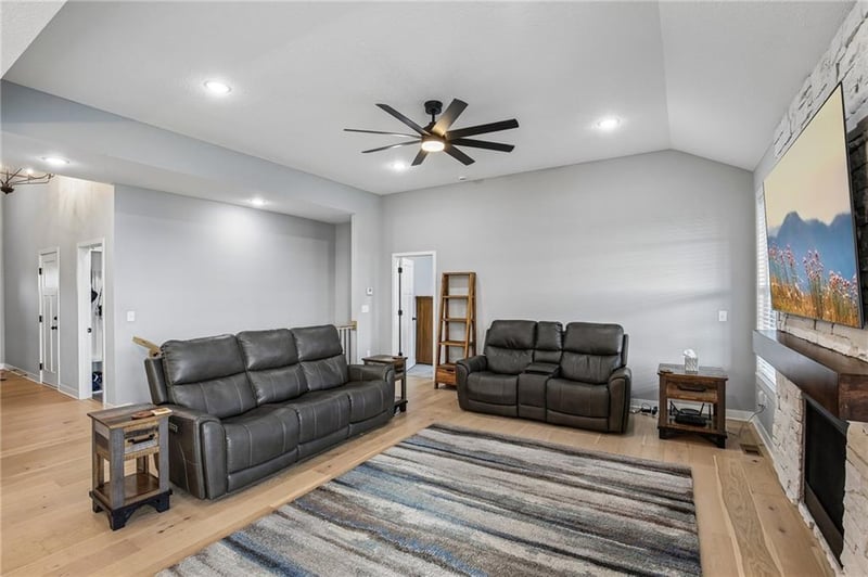 4391 Aspen Dr, Basehor, KS 66007