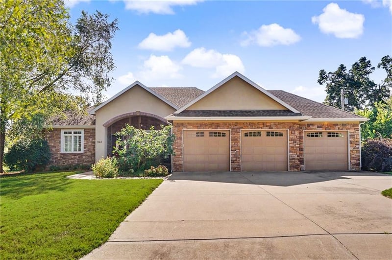 942 E Fairway Dr, Ottawa, KS 66067