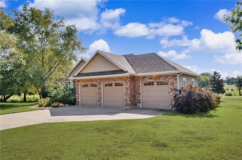 942 E Fairway Dr, Ottawa, KS 66067