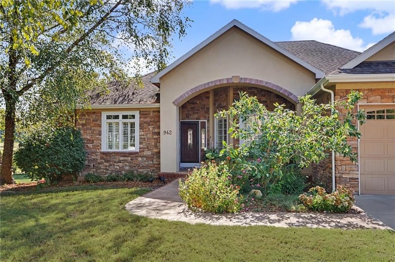 942 E Fairway Dr, Ottawa, KS 66067