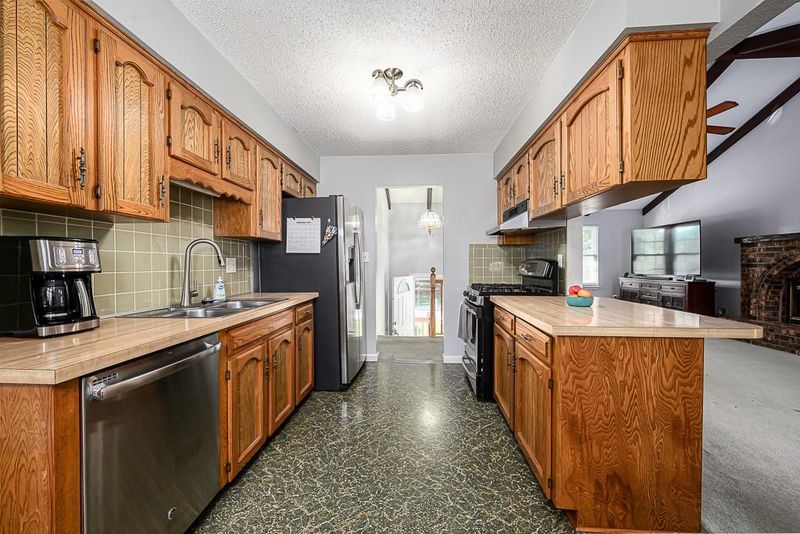 313 Killarney Ln, Blue Springs, MO 64014