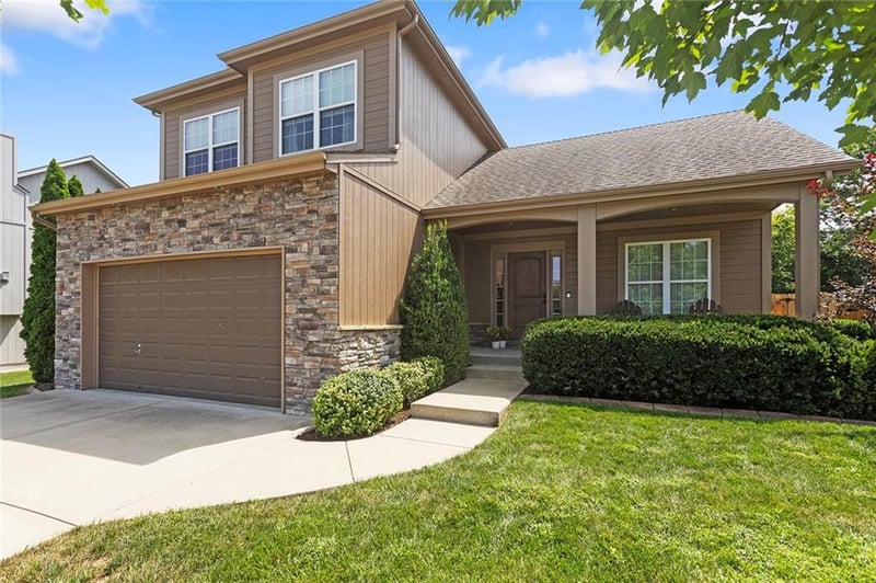 1725 NE Nine Oaks Dr, Lee's Summit, MO 64086