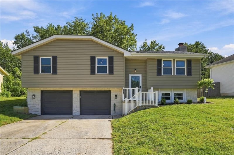 325 SE Brownfield Dr, Lee's Summit, MO 64063