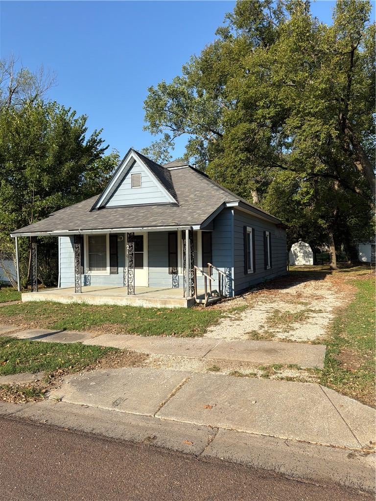 216 N 4th St, Iola, KS 66749